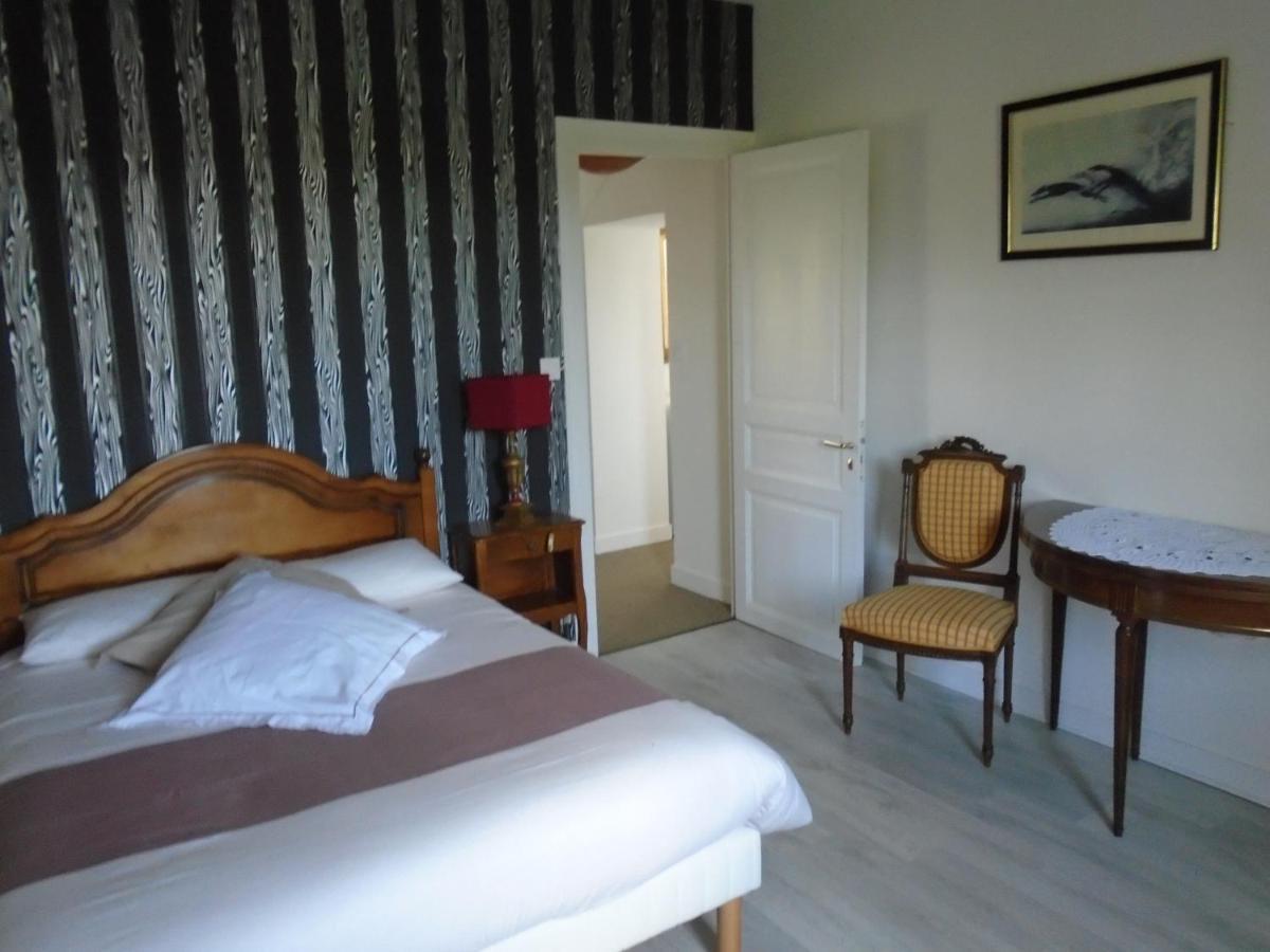 Maison Des Isles Saint-Hilaire-du-Harcouët Esterno foto